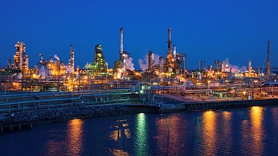 النفط يسجل تغيرا طفيفا رغم تعهد السعودية بزيادة الإنتاج