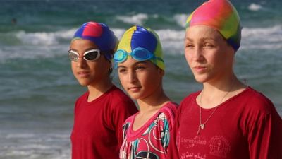 Nageurs et nageuses gazaouis s'entraînent en eaux troubles