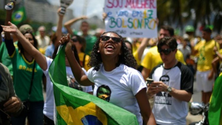 Brésil: des gays et des Noirs pour Bolsonaro malgré ses dérapages