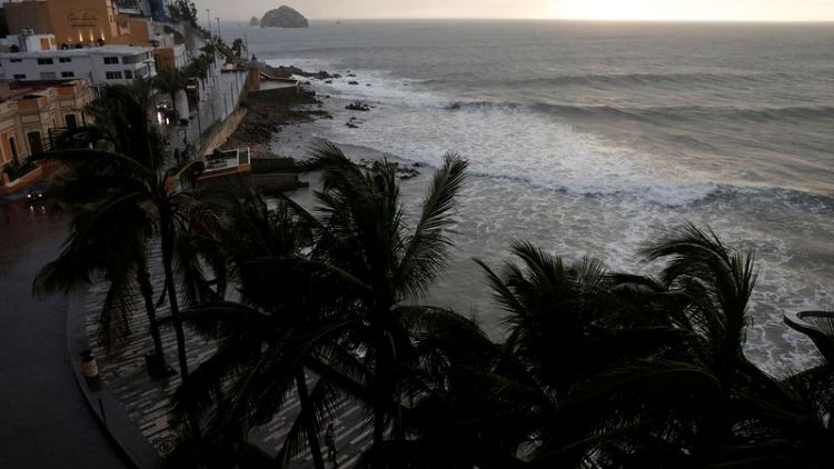 الإعصار ويلا يضرب سواحل المكسيك على المحيط الهادي
