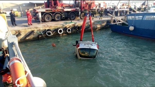 Cade in acqua con auto, morto anziano Cade in acqua con auto, morto anziano