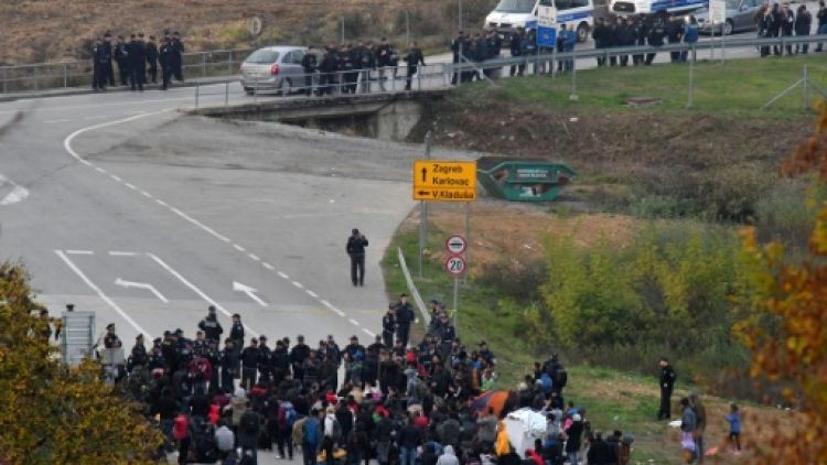 Bosnie: échauffourées entre migrants et la police à la frontière avec la Croatie 
