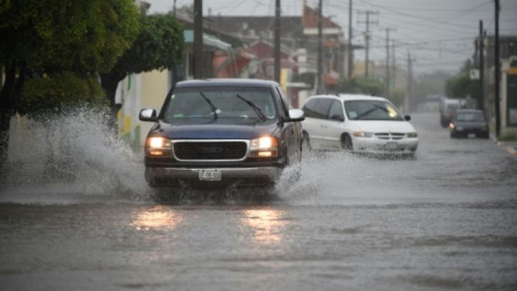 L'ouragan Willa, rétrogradé en catégorie 3, a touché les côtes mexicaines 