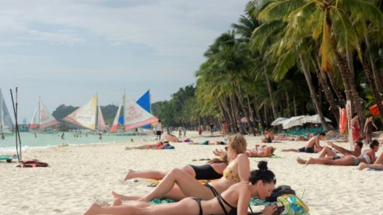 Des touristes sur une plage de Boracay aux Philippines, le 7 avril 2018