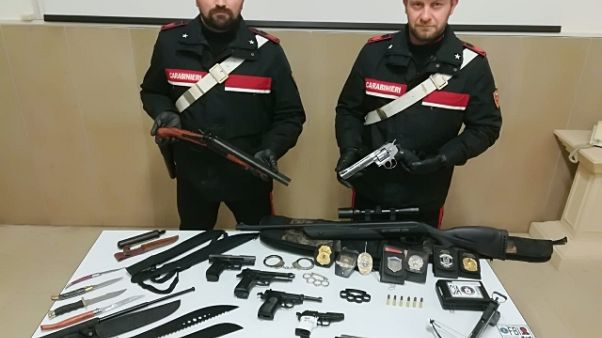 Armi finte e distintivi,denunciato da Cc Armi finte e distintivi,denunciato da Cc