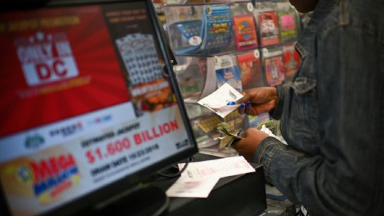 Une femme achète des tickets de loterie, le 23 octobre 2018 à Washington