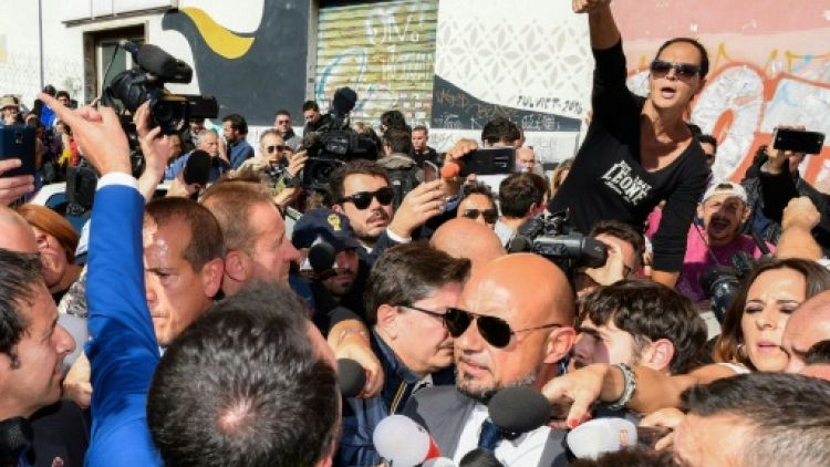 Hourras et huées pour Salvini sur les lieux d'un fait divers sordide à Rome 