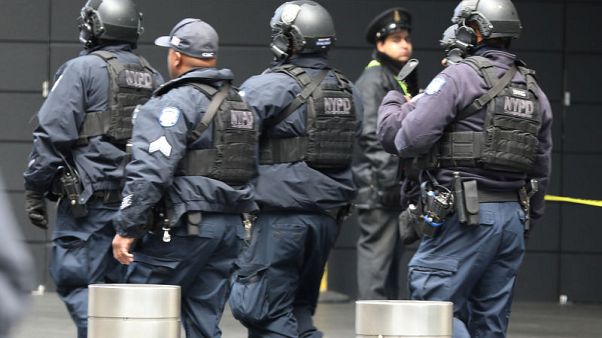 الشرطة: إخلاء مبنى تايم وارنر في نيويورك بسبب طرد مثير للريبة الشرطة: إخلاء مبنى تايم وارنر في نيويورك بسبب طرد مثير للريبة