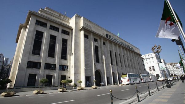 نواب جزائريون يقيلون رئيس البرلمان ويعينون شابا بدلا منه نواب جزائريون يقيلون رئيس البرلمان ويعينون شابا بدلا منه