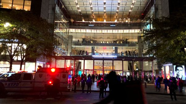 FBI searches Florida mail centre in hunt for sender of package bombs FBI searches Florida mail centre in hunt for sender of package bombs