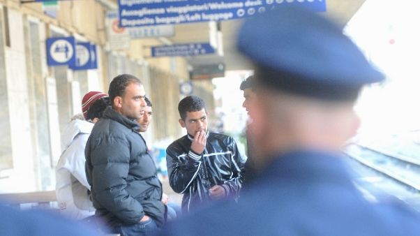Muore gettandosi da treno in corsa Muore gettandosi da treno in corsa