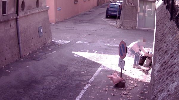 Rifiuti in strada, sindaco pubblica foto Rifiuti in strada, sindaco pubblica foto