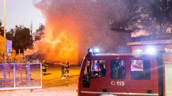 Fiamme in discarica Cremona, nube fumo Fiamme in discarica Cremona, nube fumo
