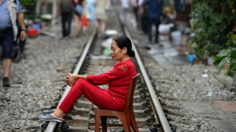 À Hanoï, le vieux chemin de fer construit par les Français enchante les touristes