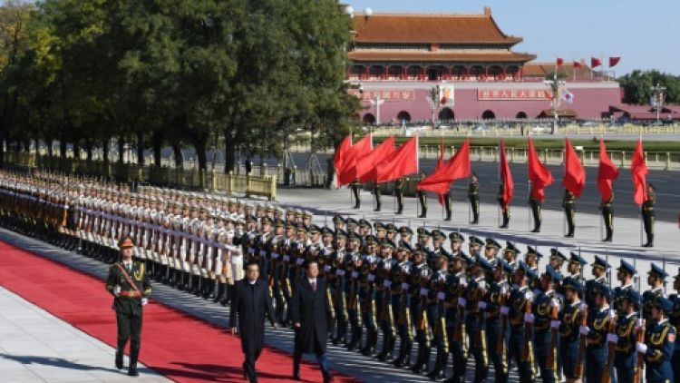 A Pékin, accueil solennel accordé à Shinzo Abe près de la place Tiananmen 