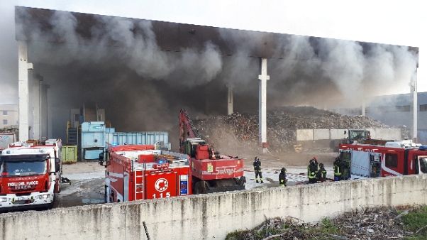 Rogo azienda rifiuti, alta colonna fumo Rogo azienda rifiuti, alta colonna fumo