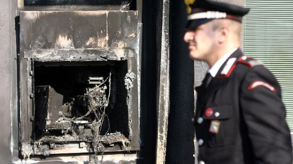 Assalti a bancomat, arrestate 6 persone Assalti a bancomat, arrestate 6 persone