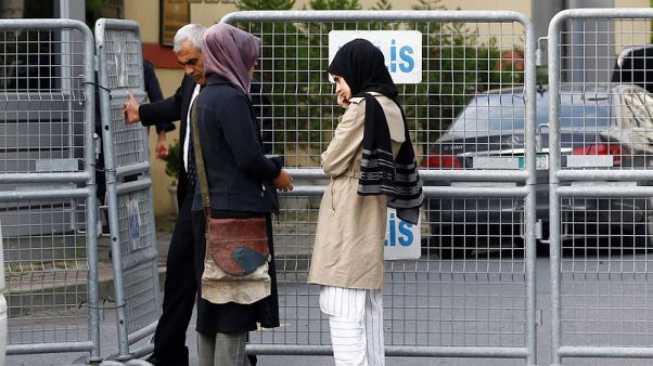 خطيبة خاشقجي: تلقى معاملة حسنة خلال زيارته الأولى للقنصلية خطيبة خاشقجي: تلقى معاملة حسنة خلال زيارته الأولى للقنصلية
