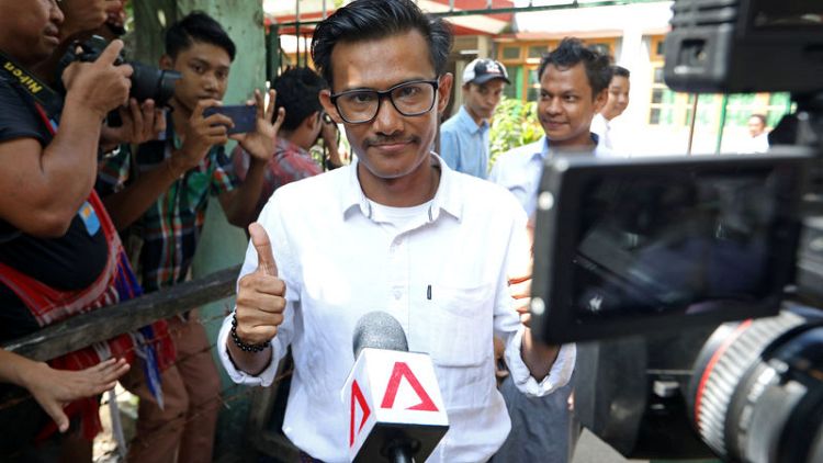 قاضية في ميانمار تفرج عن ثلاثة صحفيين بكفالة على ذمة قضية تحريض