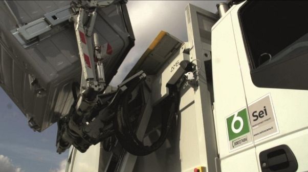 Camion fa retromarcia, morto operaio Camion fa retromarcia, morto operaio