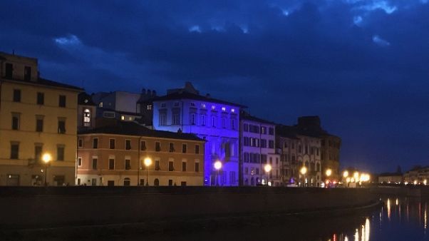 Palazzo Blu 'tinge' Torre per decennale Palazzo Blu 'tinge' Torre per decennale