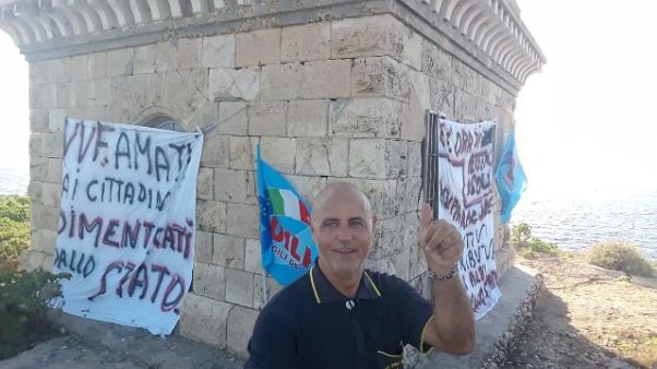 In tenda su isolotto, protesta pompiere In tenda su isolotto, protesta pompiere