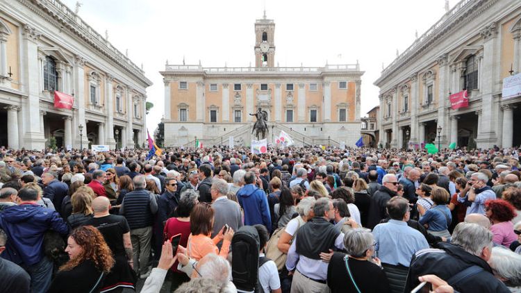 آلاف يحتجون في روما على تدهور حالة العاصمة الإيطالية