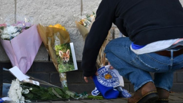 A Leicester, l'émotion des fans après le crash de l'hélicoptère du président du club de foot