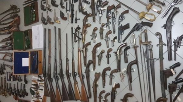 Sequestrata collezione armi a Catania Sequestrata collezione armi a Catania