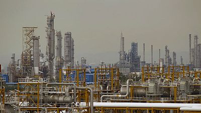 إيران تبدأ بيع النفط الخام لشركات خاصة لمواجهة العقوبات الأمريكية