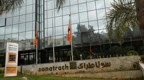 سوناطراك الجزائرية توقع عقدا للتنقيب البحري عن النفط مع توتال وإيني سوناطراك الجزائرية توقع عقدا للتنقيب البحري عن النفط مع توتال وإيني