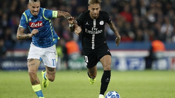 Calcio, Hamsik raggiunge Bruscolotti Calcio, Hamsik raggiunge Bruscolotti