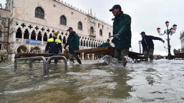 Venezia aspetta super-acqua alta Venezia aspetta super-acqua alta