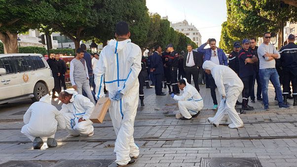 امرأة تفجر نفسها وسط العاصمة التونسية فتصيب 15 شخصا امرأة تفجر نفسها وسط العاصمة التونسية فتصيب 15 شخصا