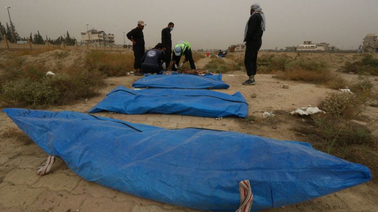 بعد عام.. سوريون في الرقة يستخرجون جثث ذويهم لإعادة دفنها