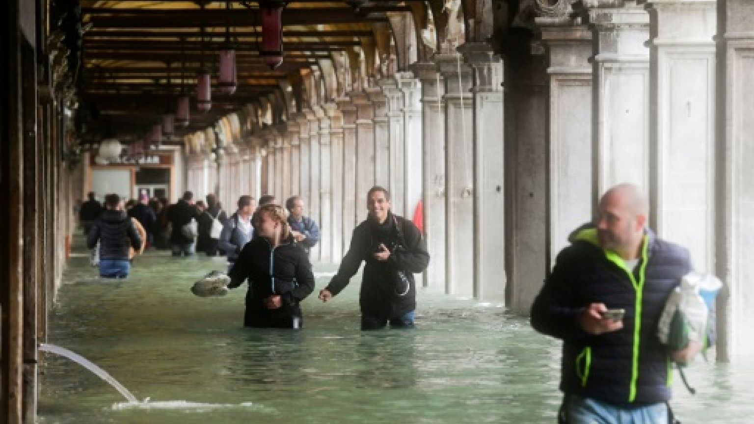 Des touristes près de la place Saint-Marc à Venise le 29 octobre 2018
