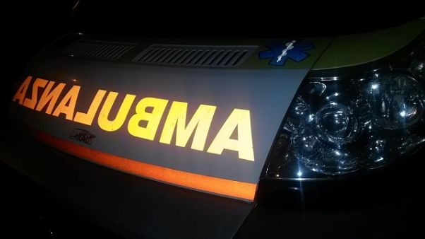 Mezzi soccorso contro camion, 5 feriti Mezzi soccorso contro camion, 5 feriti