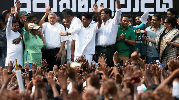 احتجاج في سريلانكا على إقالة رئيس الوزراء احتجاج في سريلانكا على إقالة رئيس الوزراء