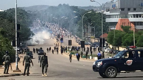 جماعة: شرطة نيجيريا تطلق النار على محتجين شيعة ومقتل شخص جماعة: شرطة نيجيريا تطلق النار على محتجين شيعة ومقتل شخص