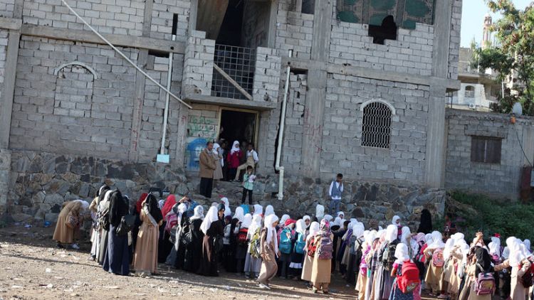 معلم يمني يحول منزله إلى مدرسة لنحو 700 تلميذ