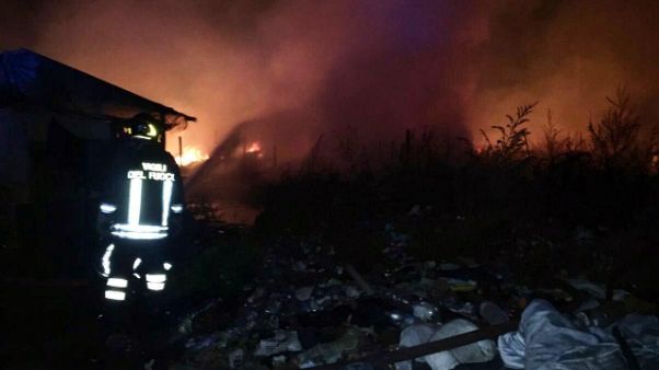 Incendio in baraccopoli Borgo Mezzanone Incendio in baraccopoli Borgo Mezzanone