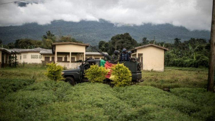 Un blindé de l'arméé camerounaise le 7 octobre 2018 à Lysoka, près de Buea
