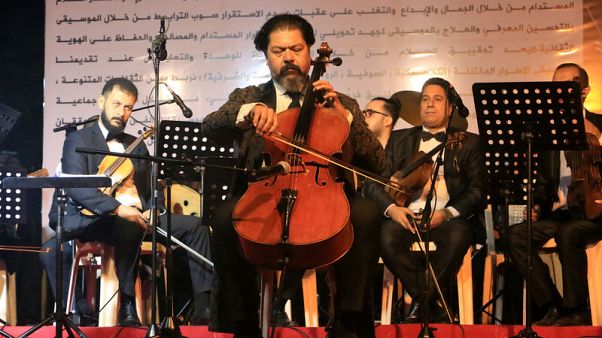 فنانون يخرجون من أنقاض الموصل لاستعادة الحياة الثقافية للمدينة العراقية فنانون يخرجون من أنقاض الموصل لاستعادة الحياة الثقافية للمدينة العراقية