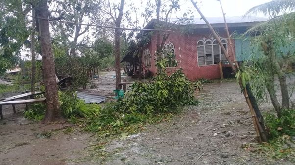 Philippines races to free 30 trapped in landslide; typhoon kills 7 Philippines races to free 30 trapped in landslide; typhoon kills 7
