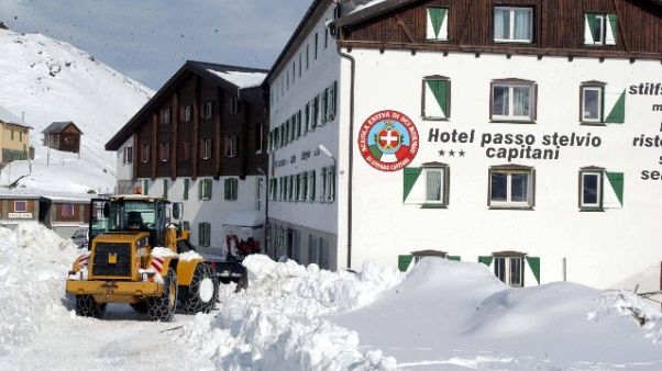 Stelvio, evacuazione in corso per 193 Stelvio, evacuazione in corso per 193