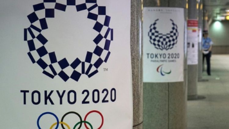 Logos des JO-2020 dans une station de métro à Tokyo, le 21 juillet 2018