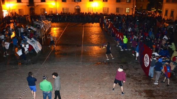'Guerra' gavettoni tra universitari Pisa 'Guerra' gavettoni tra universitari Pisa