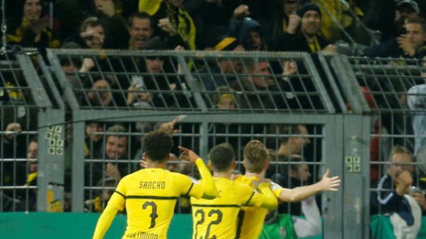 ركلة جزاء متأخرة من رويس تقود دورتموند للدور الثالث لكأس ألمانيا ركلة جزاء متأخرة من رويس تقود دورتموند للدور الثالث لكأس ألمانيا