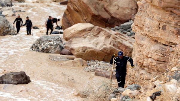 استقالة وزيرين أردنيين بعد سقوط قتلى في سيول عند البحر الميت استقالة وزيرين أردنيين بعد سقوط قتلى في سيول عند البحر الميت