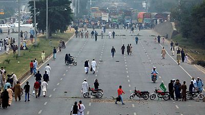 باكستان تغلق شبكات الهواتف المحمولة وسط احتجاج إسلاميين على تبرئة مسيحية
